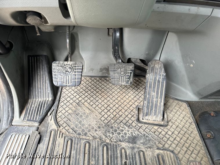 image for item EE7471 2015 Kenworth  T680 semi truck