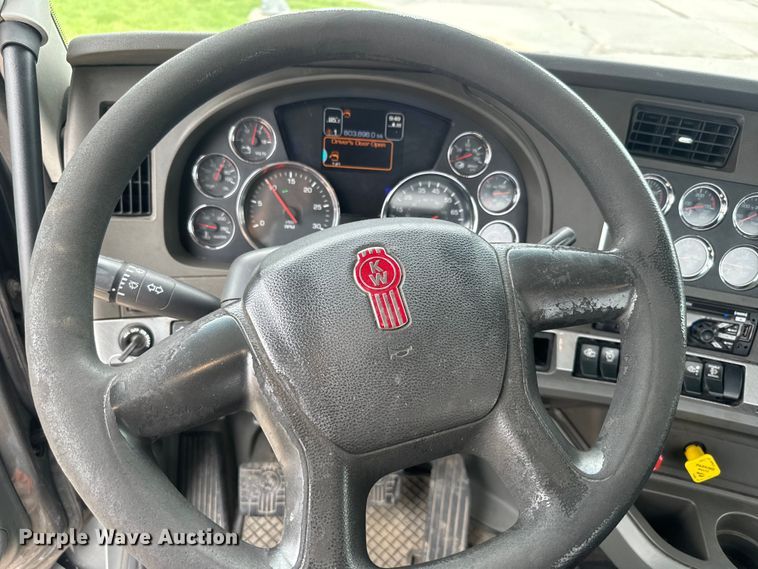 image for item EE7471 2015 Kenworth  T680 semi truck