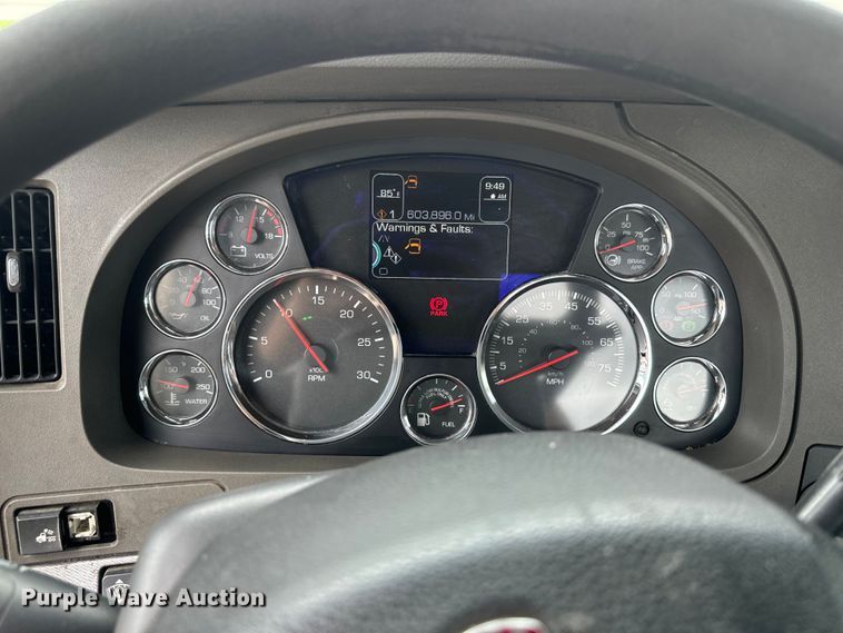 image for item EE7471 2015 Kenworth  T680 semi truck