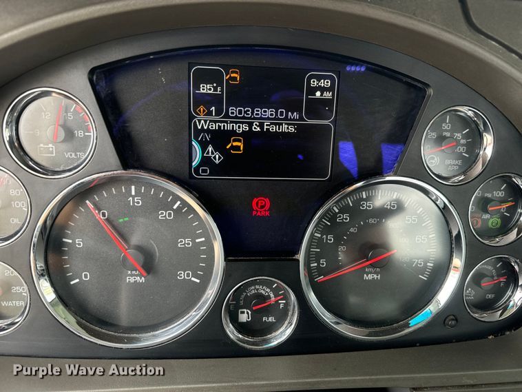 image for item EE7471 2015 Kenworth  T680 semi truck