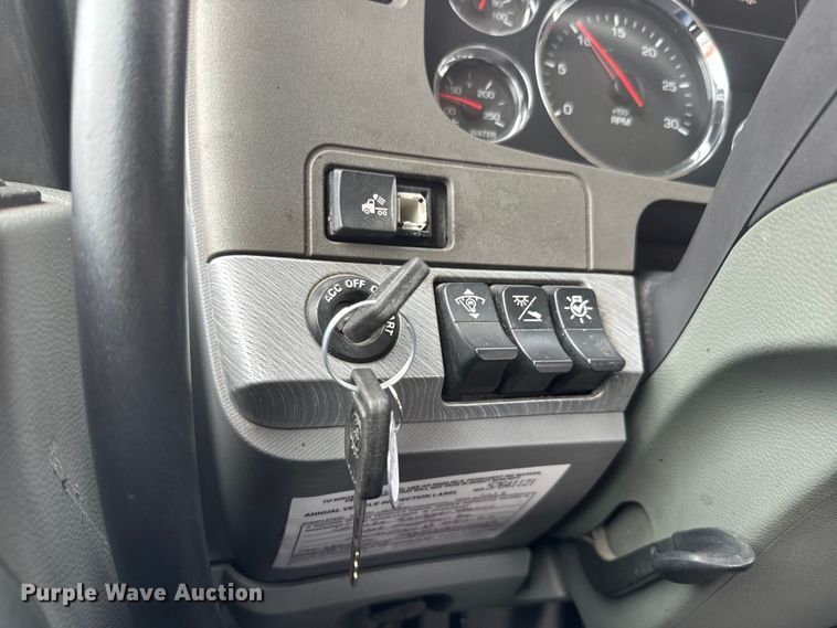 image for item EE7471 2015 Kenworth  T680 semi truck