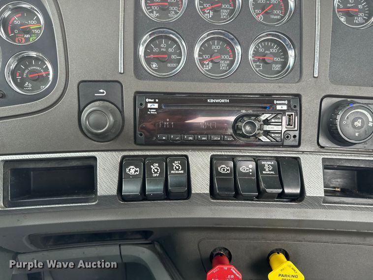 image for item EE7471 2015 Kenworth  T680 semi truck