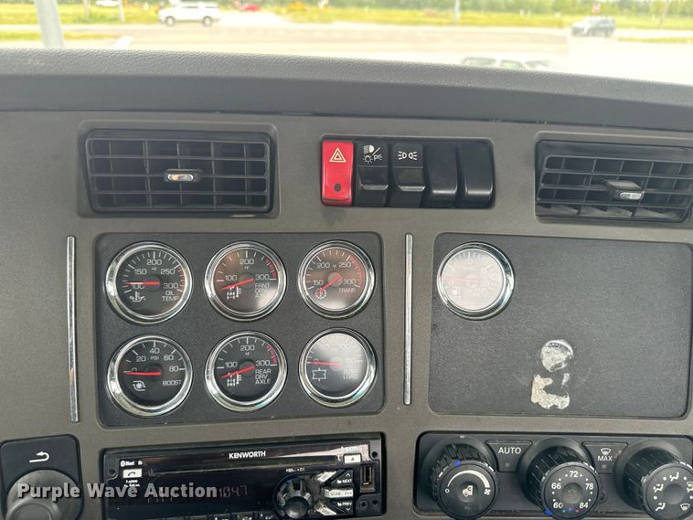 image for item EE7471 2015 Kenworth  T680 semi truck