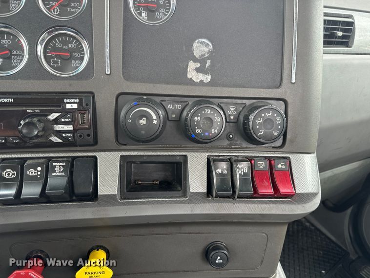 image for item EE7471 2015 Kenworth  T680 semi truck