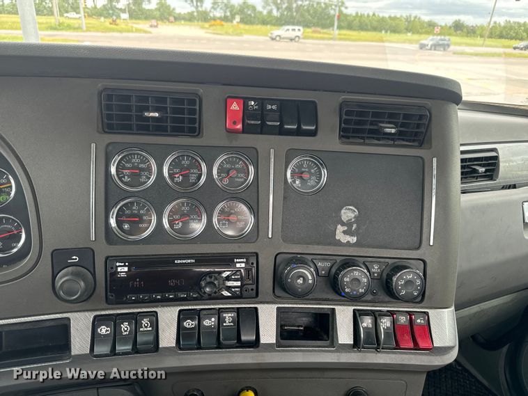 image for item EE7471 2015 Kenworth  T680 semi truck