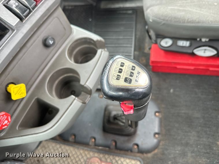 image for item EE7471 2015 Kenworth  T680 semi truck