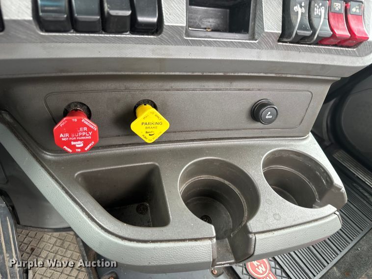 image for item EE7471 2015 Kenworth  T680 semi truck