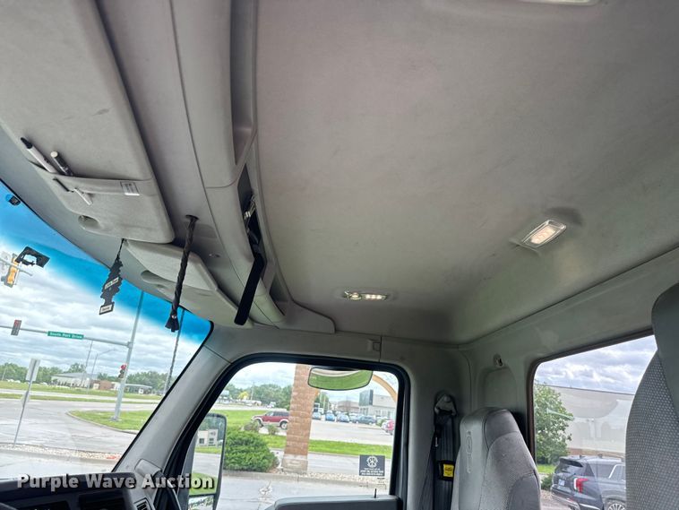 image for item EE7471 2015 Kenworth  T680 semi truck