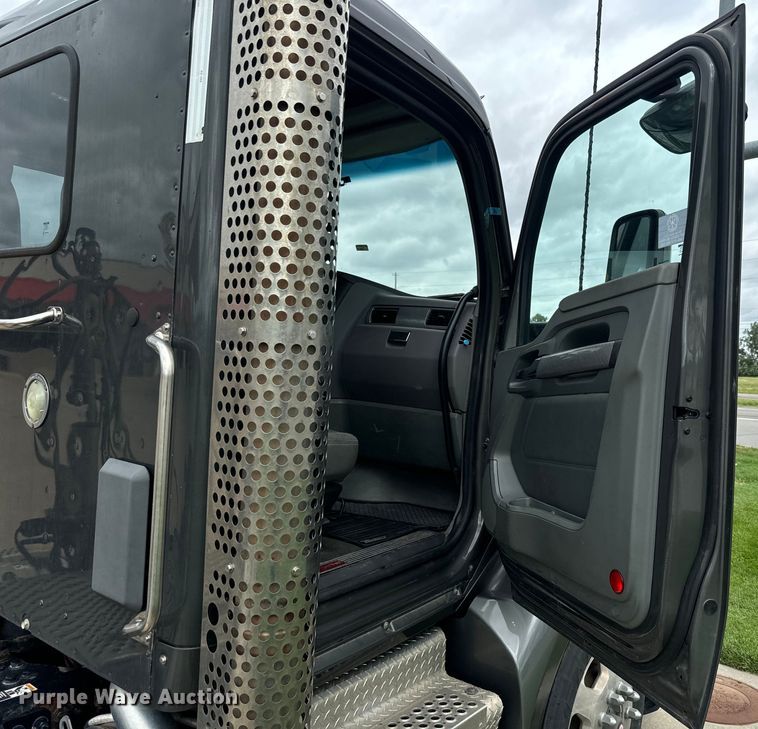 image for item EE7471 2015 Kenworth  T680 semi truck
