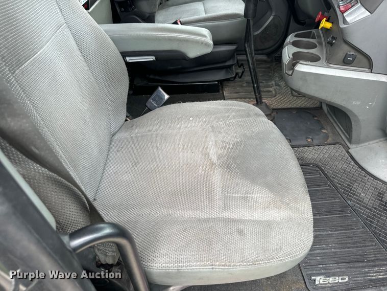 image for item EE7471 2015 Kenworth  T680 semi truck