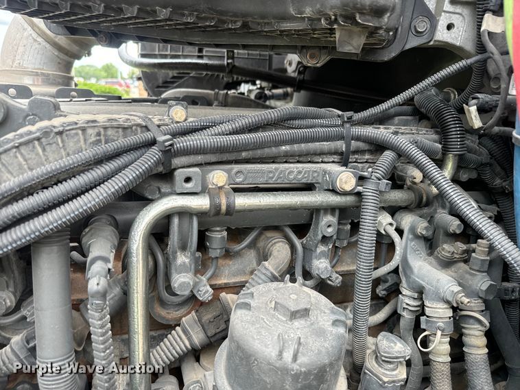 image for item EE7471 2015 Kenworth  T680 semi truck