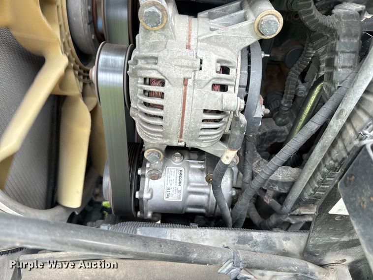 image for item EE7471 2015 Kenworth  T680 semi truck