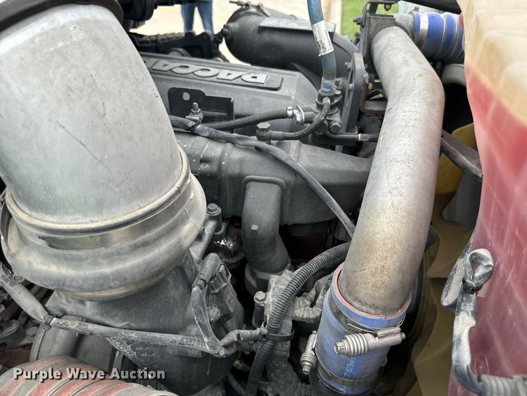 image for item EE7471 2015 Kenworth  T680 semi truck