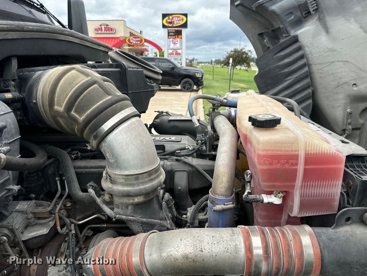 image for item EE7471 2015 Kenworth  T680 semi truck