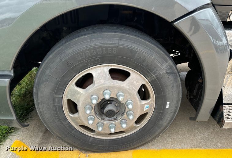 image for item EE7471 2015 Kenworth  T680 semi truck