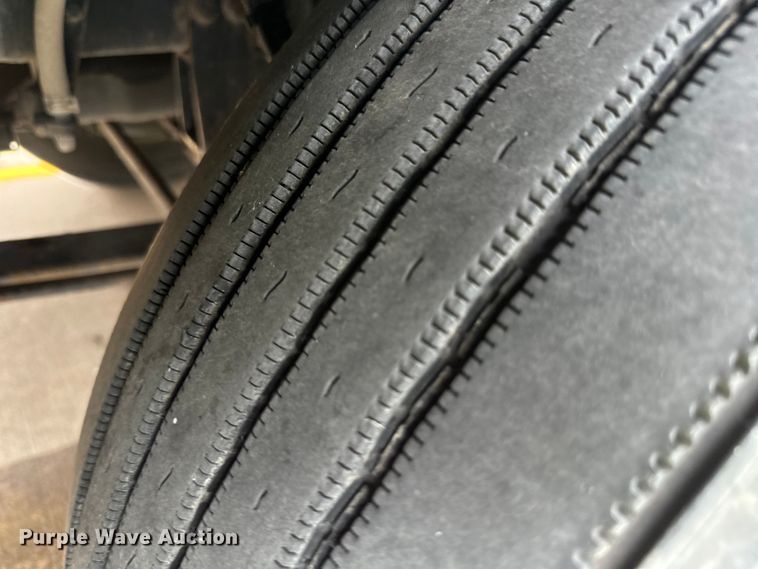 image for item EE7471 2015 Kenworth  T680 semi truck