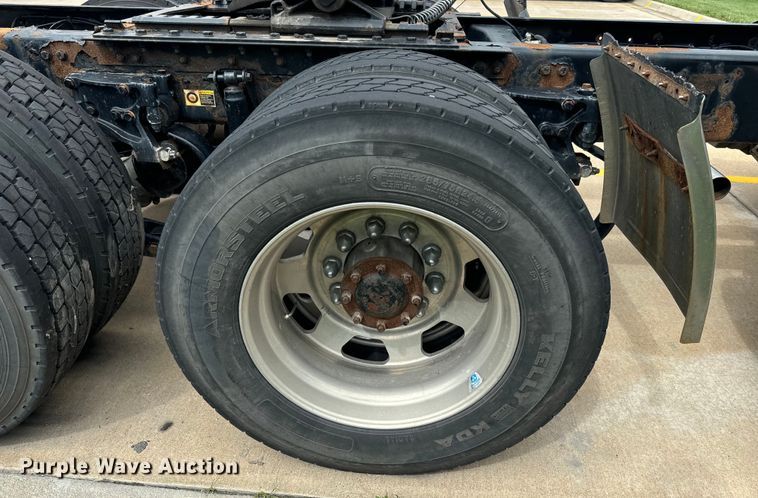 image for item EE7471 2015 Kenworth  T680 semi truck