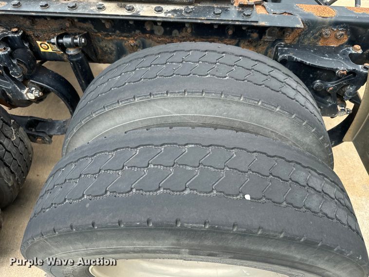 image for item EE7471 2015 Kenworth  T680 semi truck