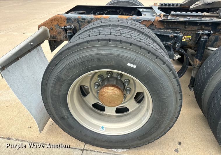 image for item EE7471 2015 Kenworth  T680 semi truck