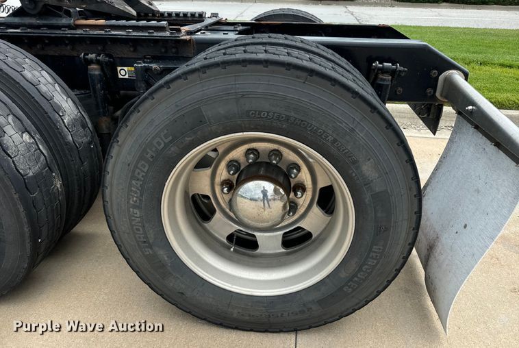 image for item EE7471 2015 Kenworth  T680 semi truck