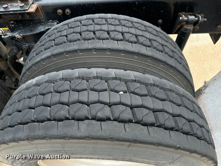 image for item EE7471 2015 Kenworth  T680 semi truck