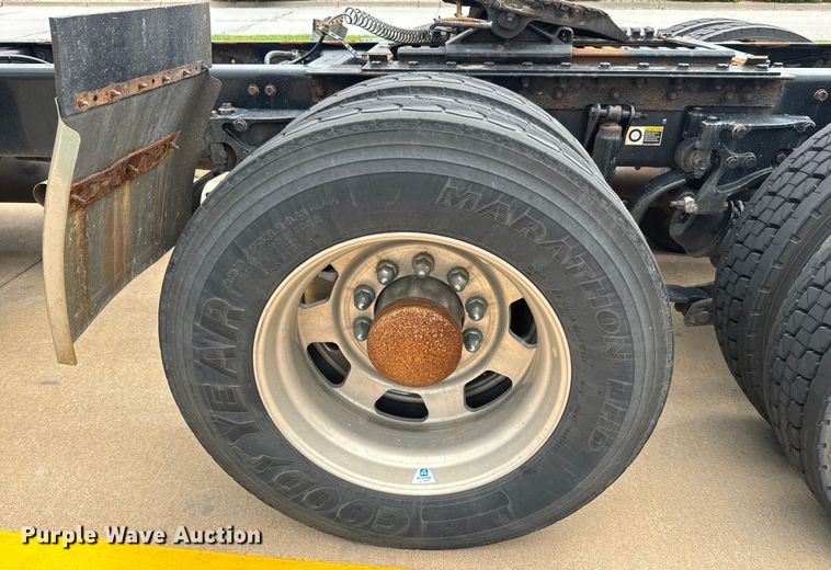 image for item EE7471 2015 Kenworth  T680 semi truck