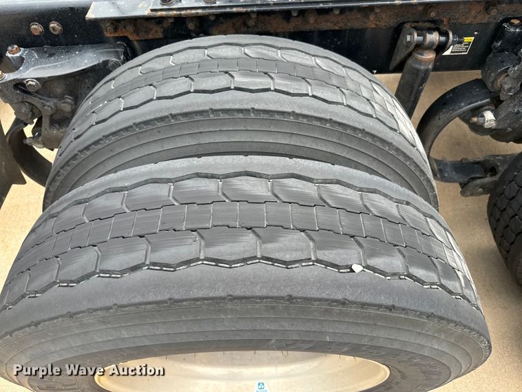 image for item EE7471 2015 Kenworth  T680 semi truck