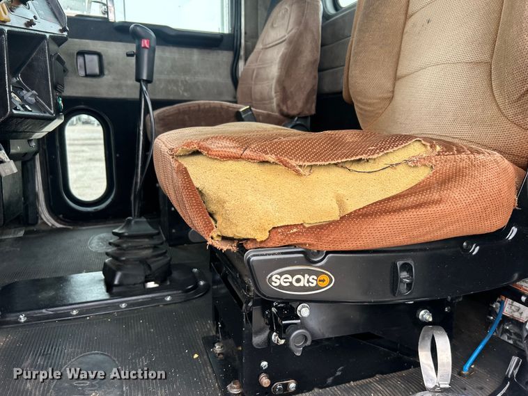 image for item EG0679 1996 Peterbilt  377 semi truck