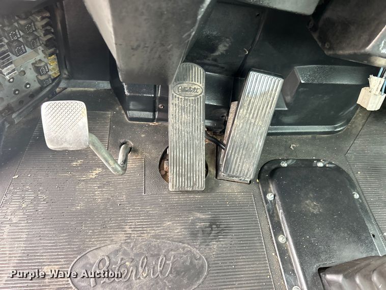 image for item EG0679 1996 Peterbilt  377 semi truck