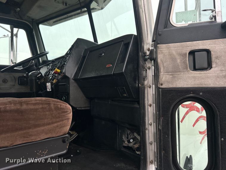 image for item EG0679 1996 Peterbilt  377 semi truck