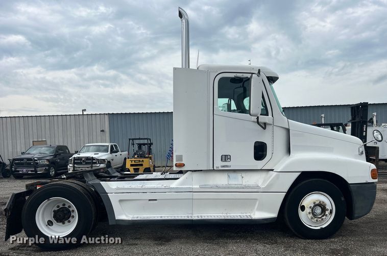 image for item EG0686 2002 Freightliner  Century Class semi truck