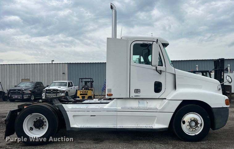 image for item EG0686 2002 Freightliner  Century Class semi truck