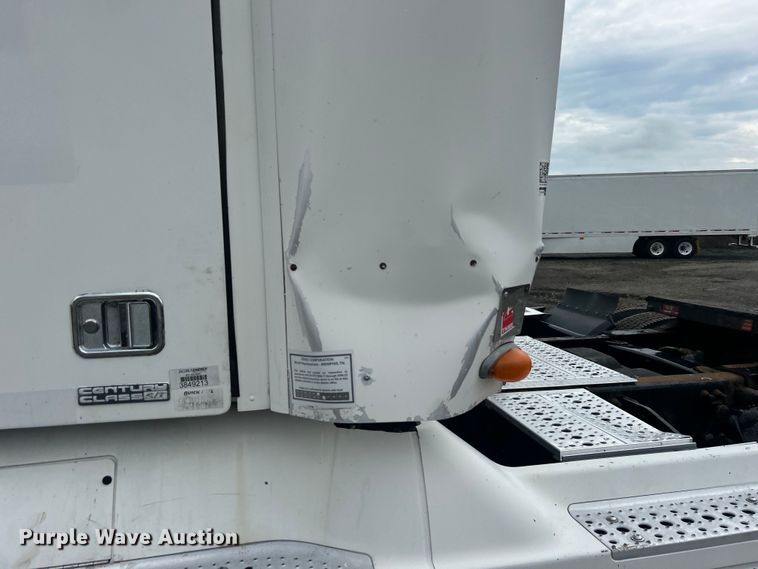 image for item EG0686 2002 Freightliner  Century Class semi truck