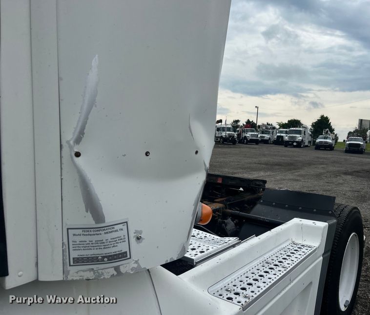 image for item EG0686 2002 Freightliner  Century Class semi truck