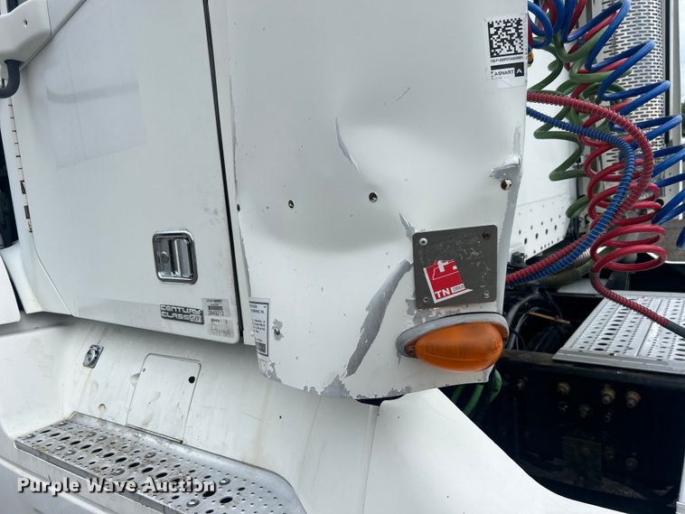 image for item EG0686 2002 Freightliner  Century Class semi truck