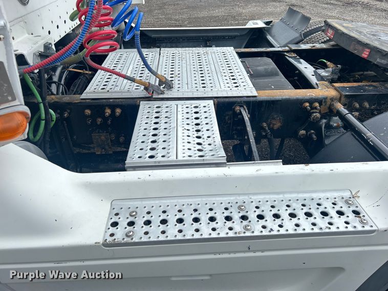 image for item EG0686 2002 Freightliner  Century Class semi truck