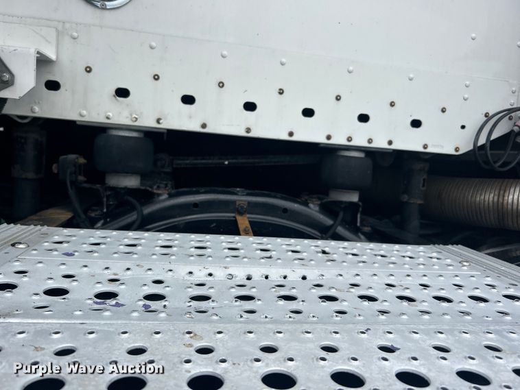 image for item EG0686 2002 Freightliner  Century Class semi truck