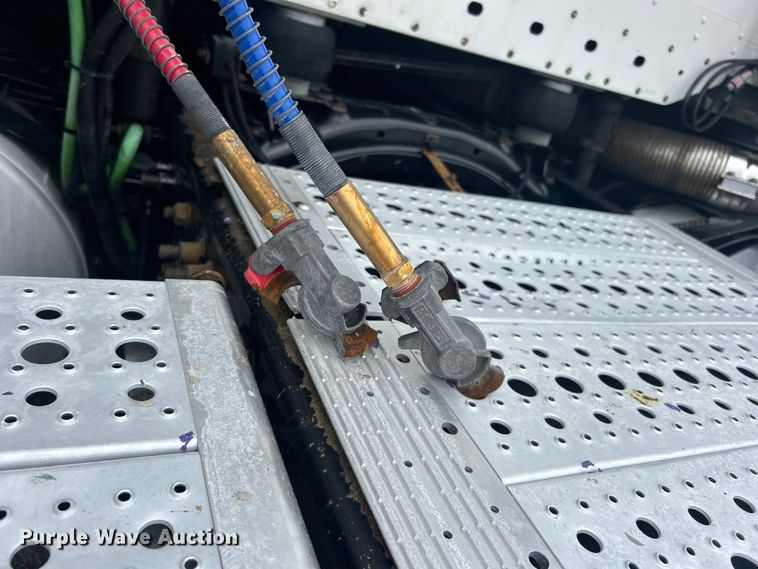 image for item EG0686 2002 Freightliner  Century Class semi truck