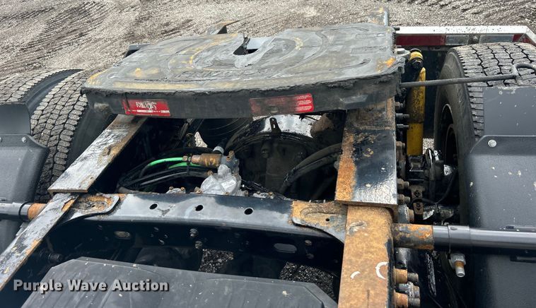 image for item EG0686 2002 Freightliner  Century Class semi truck