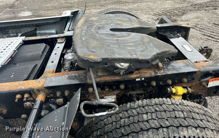 image for item EG0686 2002 Freightliner  Century Class semi truck