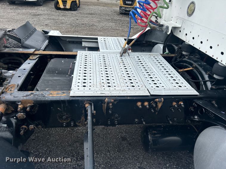 image for item EG0686 2002 Freightliner  Century Class semi truck