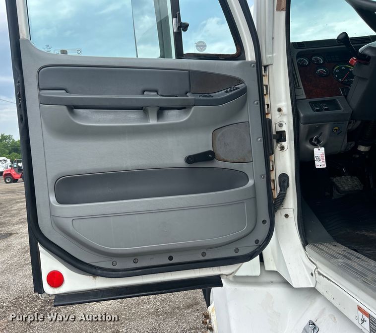 image for item EG0686 2002 Freightliner  Century Class semi truck