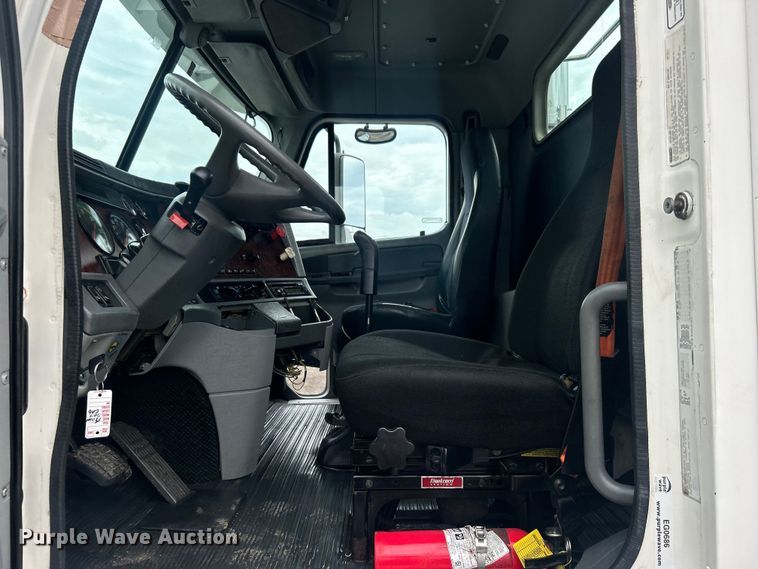 image for item EG0686 2002 Freightliner  Century Class semi truck