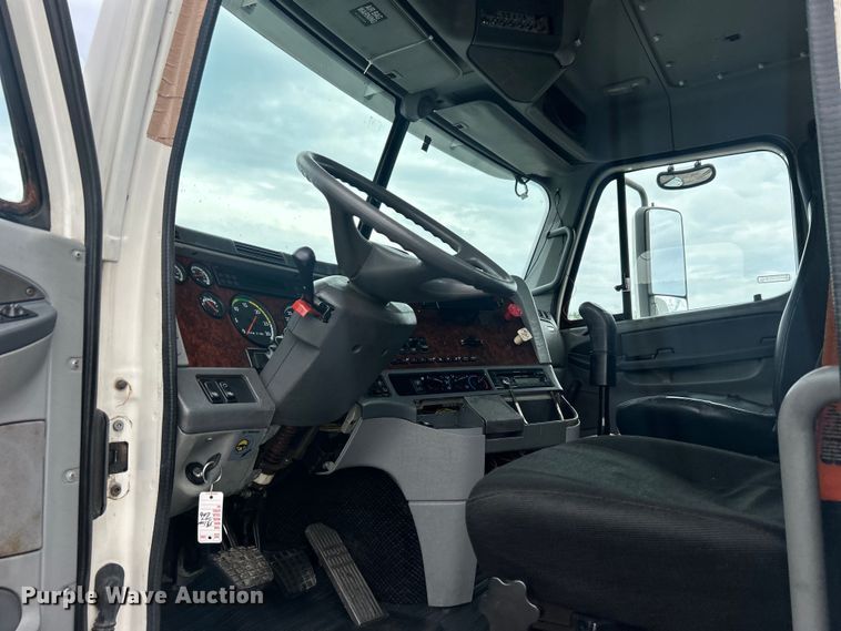 image for item EG0686 2002 Freightliner  Century Class semi truck