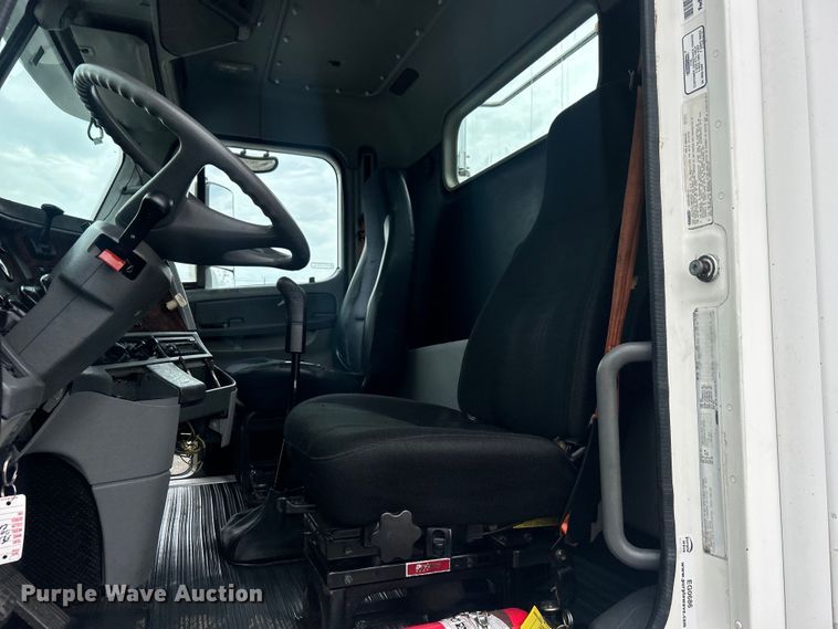 image for item EG0686 2002 Freightliner  Century Class semi truck