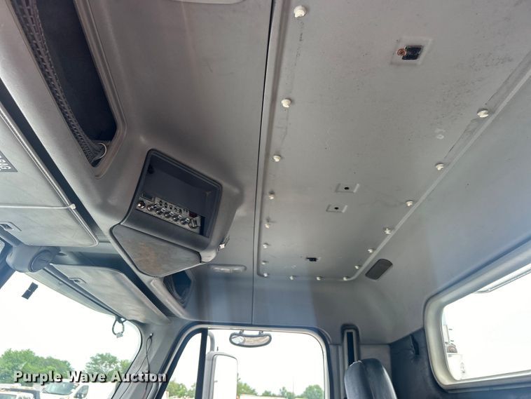 image for item EG0686 2002 Freightliner  Century Class semi truck