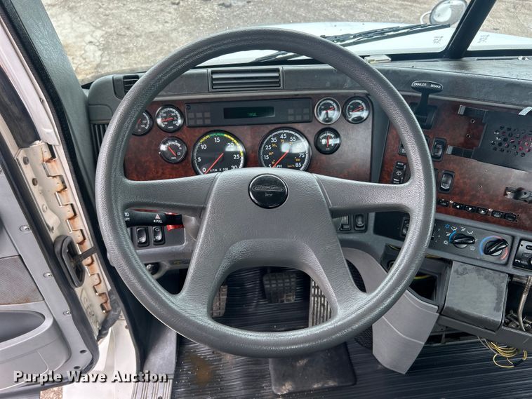 image for item EG0686 2002 Freightliner  Century Class semi truck