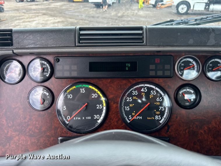 image for item EG0686 2002 Freightliner  Century Class semi truck