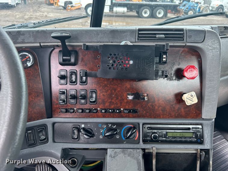 image for item EG0686 2002 Freightliner  Century Class semi truck