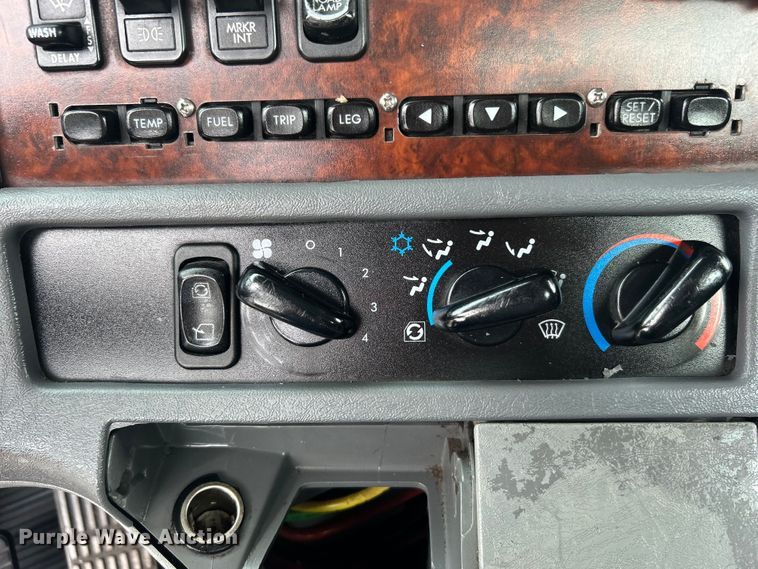 image for item EG0686 2002 Freightliner  Century Class semi truck